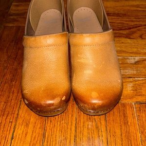 Dansko Tan size 40 Wide